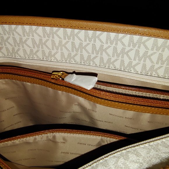 Michael Kors - Signature Jet Set Vanilla Tote - Picture 6 of 6
